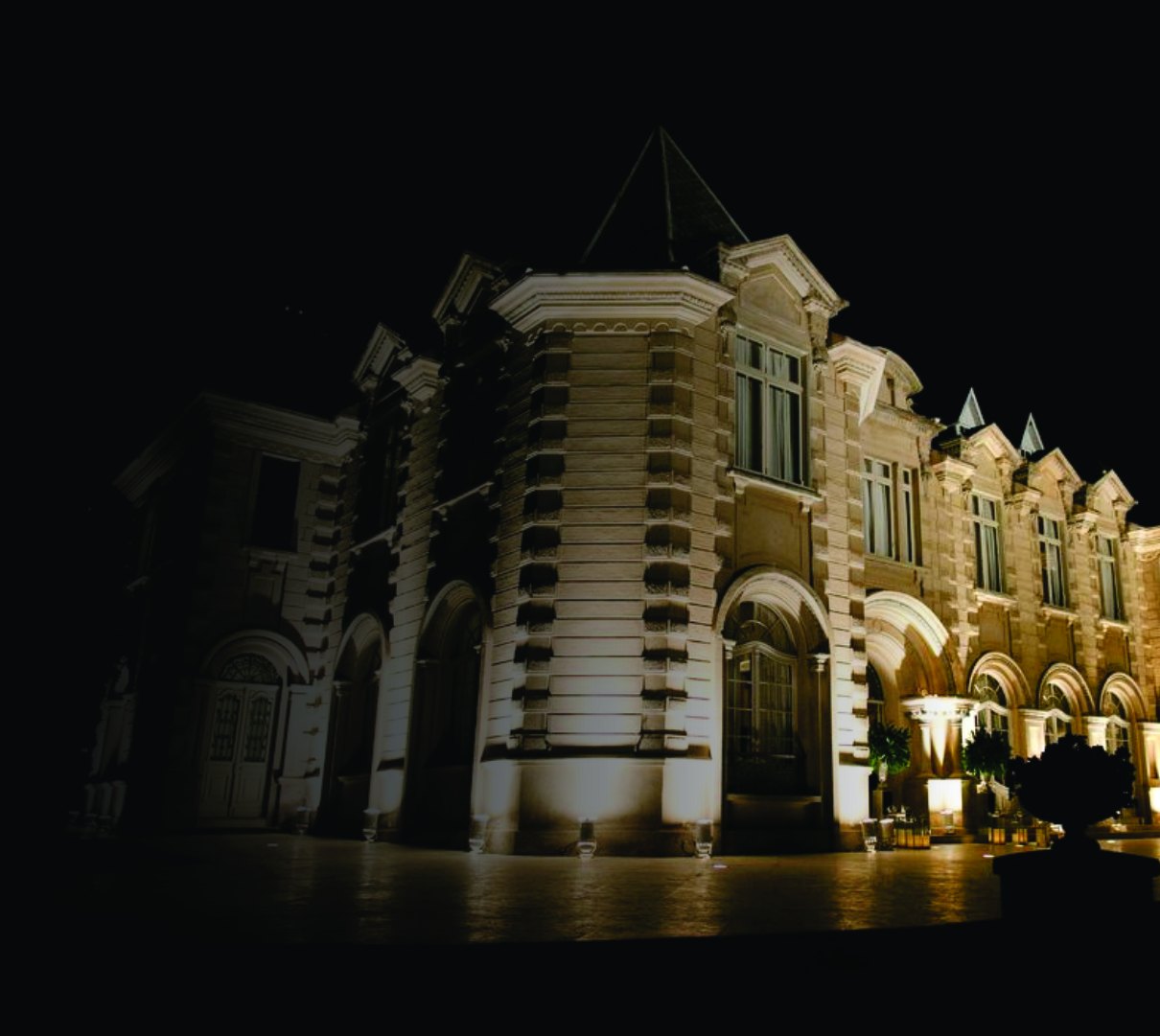 Castelo do Batel iluminado à noite